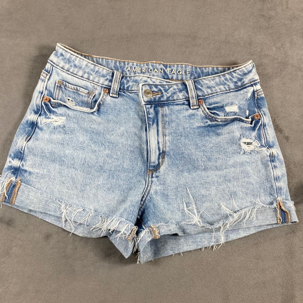 American Eagle Mom Short Light Wash Distressed Denim Asymmetric button Size 4